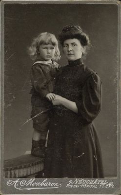 Gilbert Trolliet et sa mère Alice, née Clottu, vers 1908.