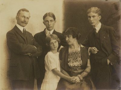 Gilbert Trolliet (à droite) avec ses parents, son frère Jean et sa sœur Manon, vers 1921.